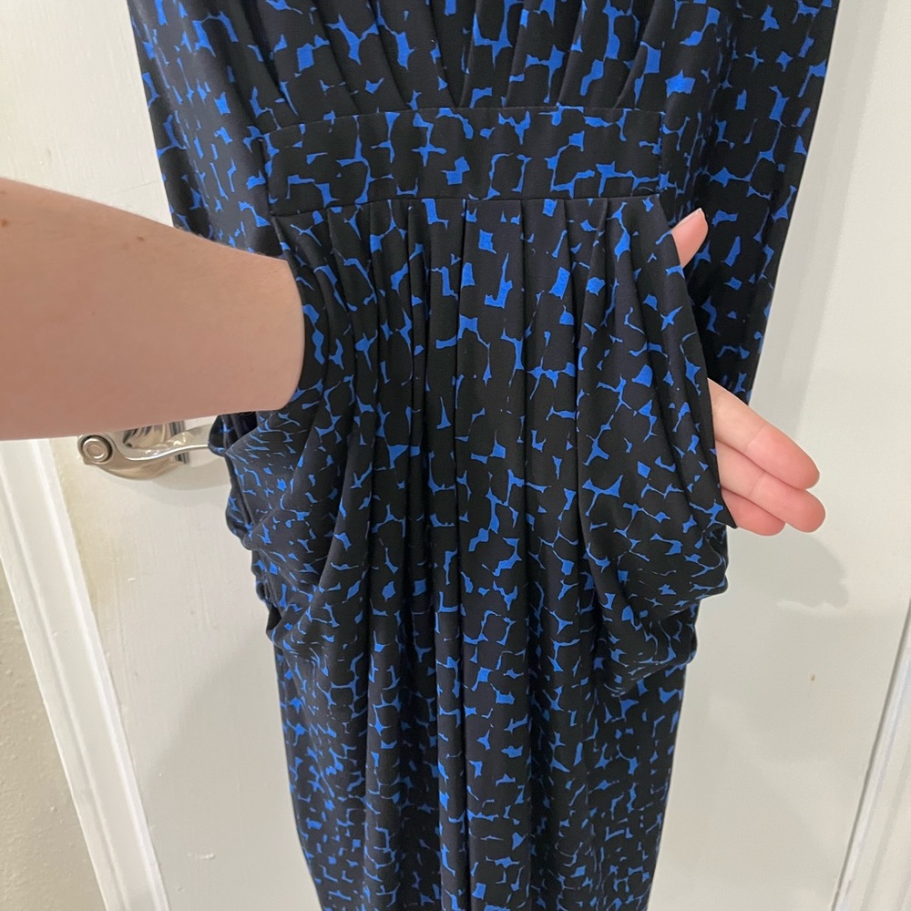 BCBG Abstract Print Fitted Dress with Accentuating Draping - size L - Picture 7 of 9